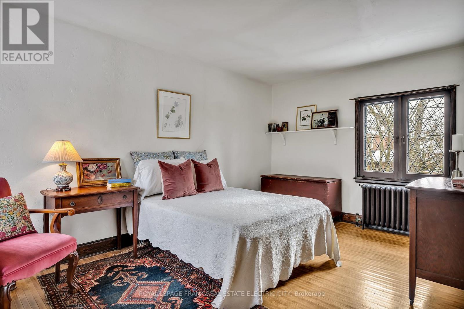 












82 DUBLIN STREET

,
Peterborough (Town Ward 3),




Ontario
K9H3A9

