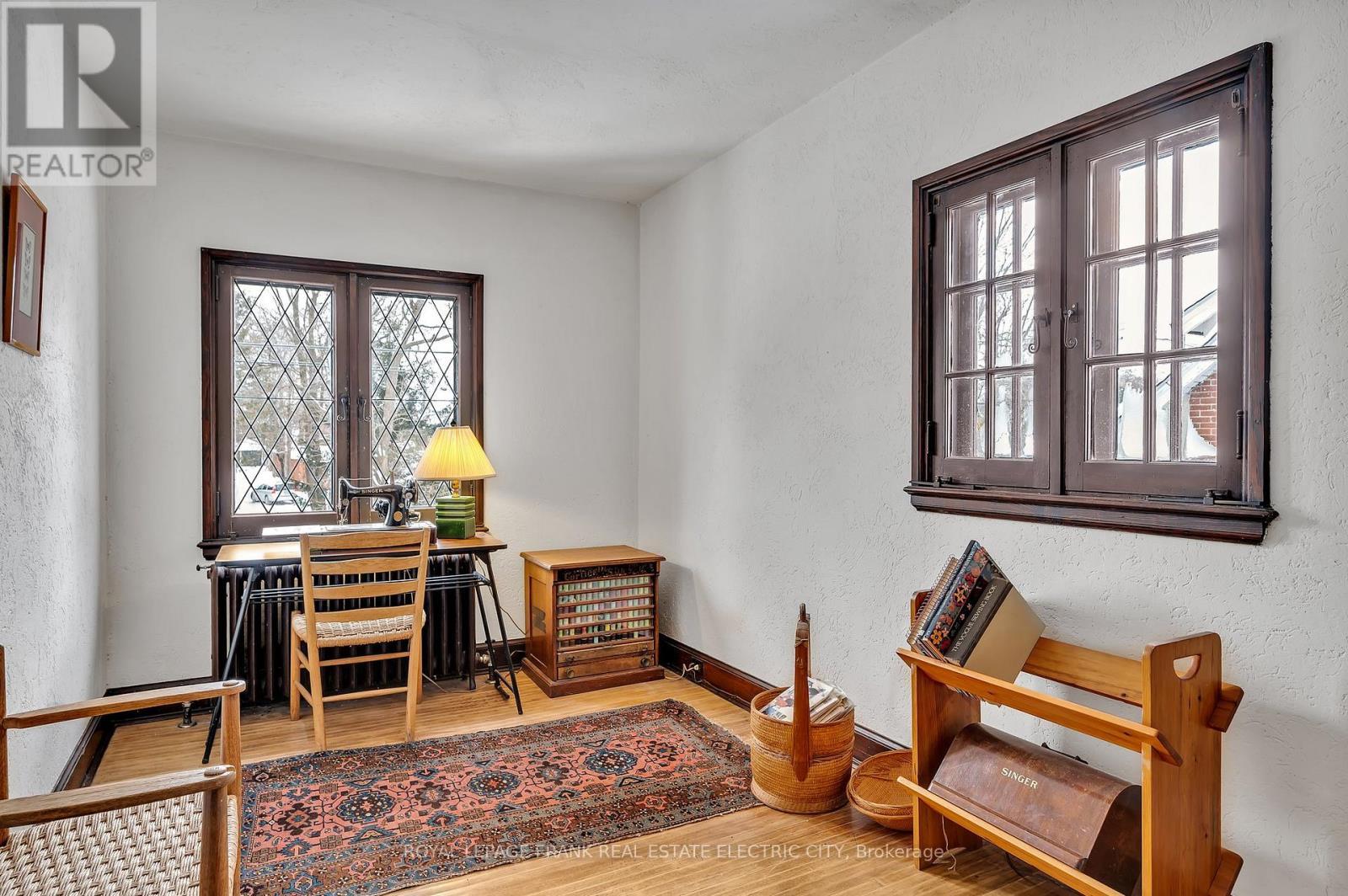 












82 DUBLIN STREET

,
Peterborough (Town Ward 3),




Ontario
K9H3A9

