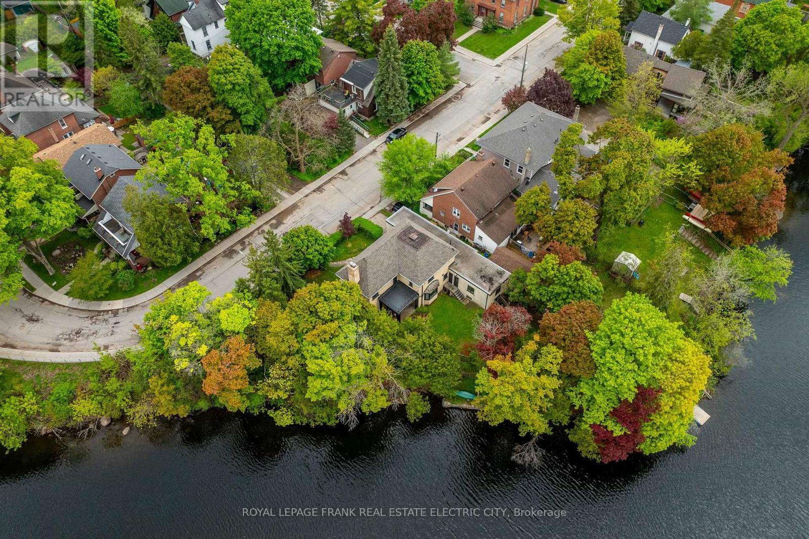 












82 DUBLIN STREET

,
Peterborough (Town Ward 3),




Ontario
K9H3A9

