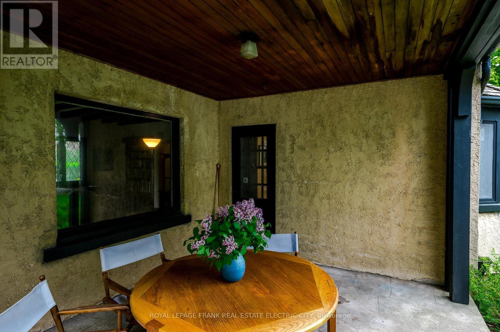 












82 DUBLIN STREET

,
Peterborough (Town Ward 3),




Ontario
K9H3A9

