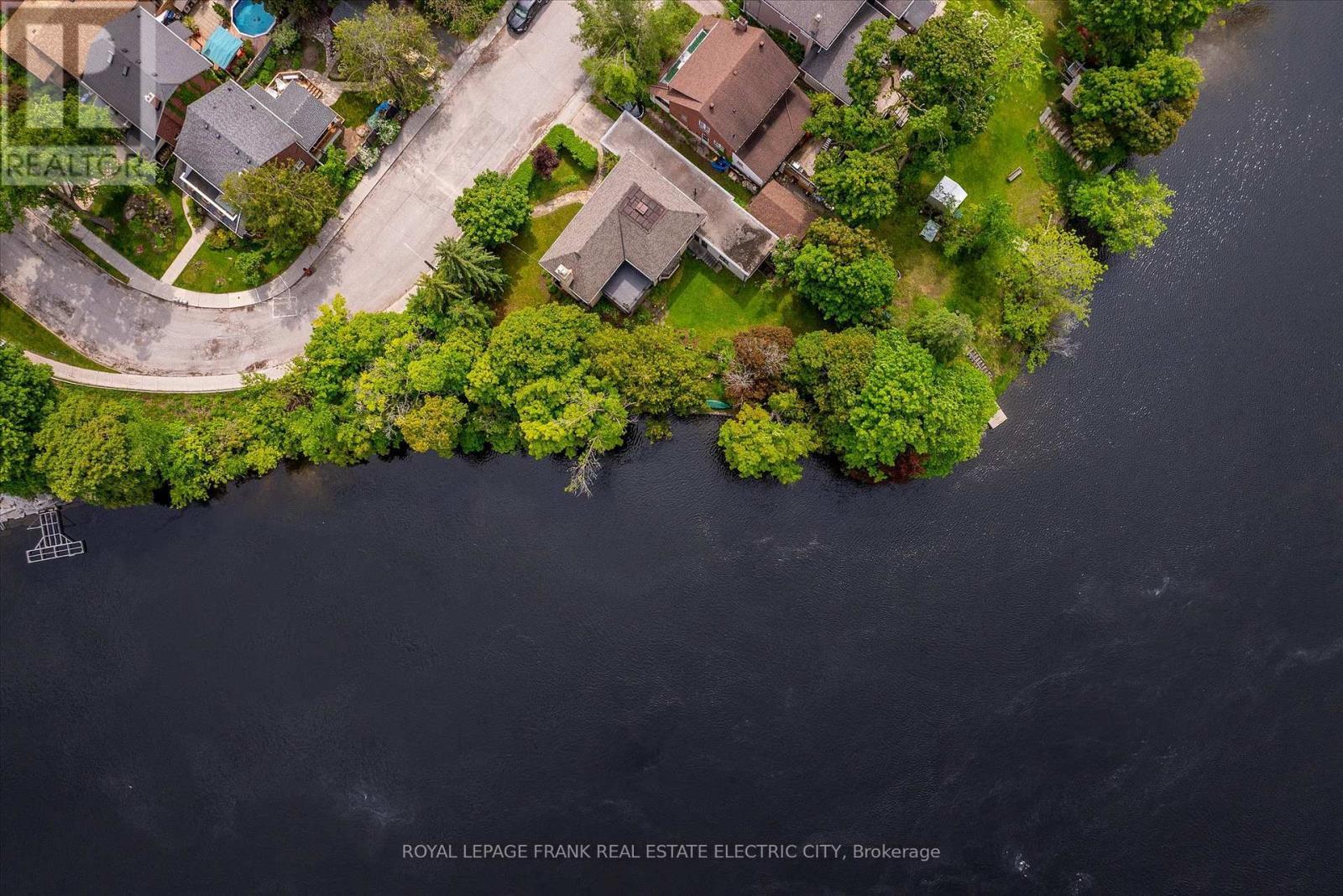 












82 DUBLIN STREET

,
Peterborough (Town Ward 3),




Ontario
K9H3A9

