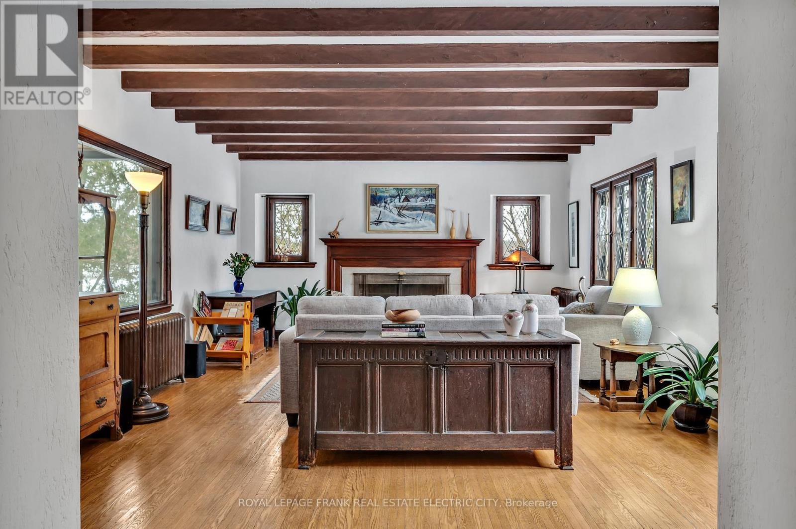 












82 DUBLIN STREET

,
Peterborough (Town Ward 3),




Ontario
K9H3A9

