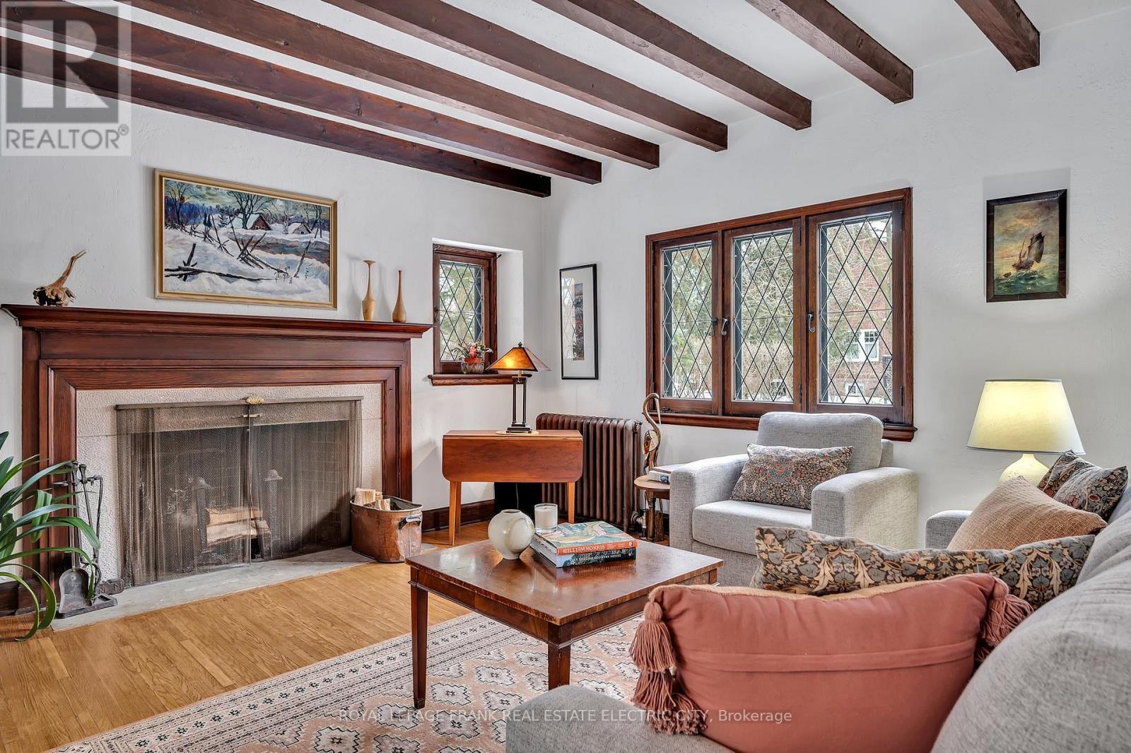 












82 DUBLIN STREET

,
Peterborough (Town Ward 3),




Ontario
K9H3A9

