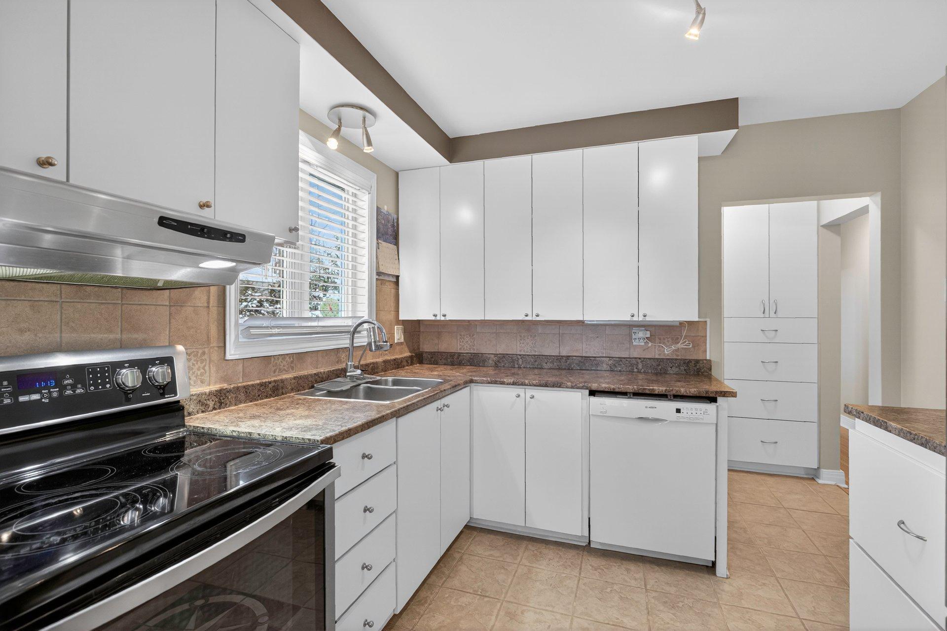 









18


Rue Legault

,
Gatineau (Hull),




QC
J8Y1J2

