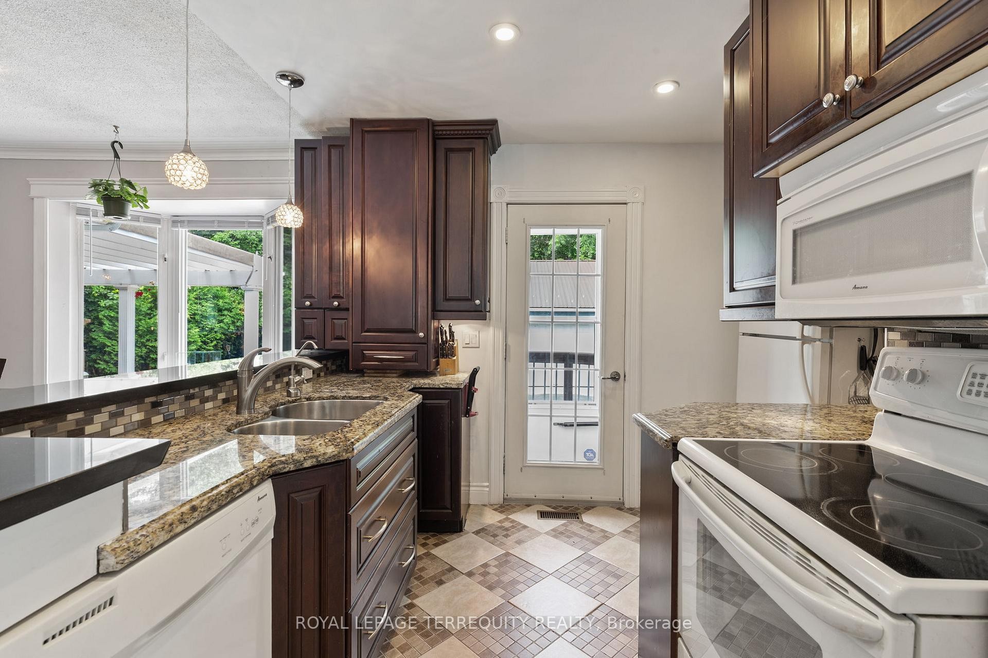 









353


Kingsleigh

Court,
Milton,




ON
L9T 1X6

