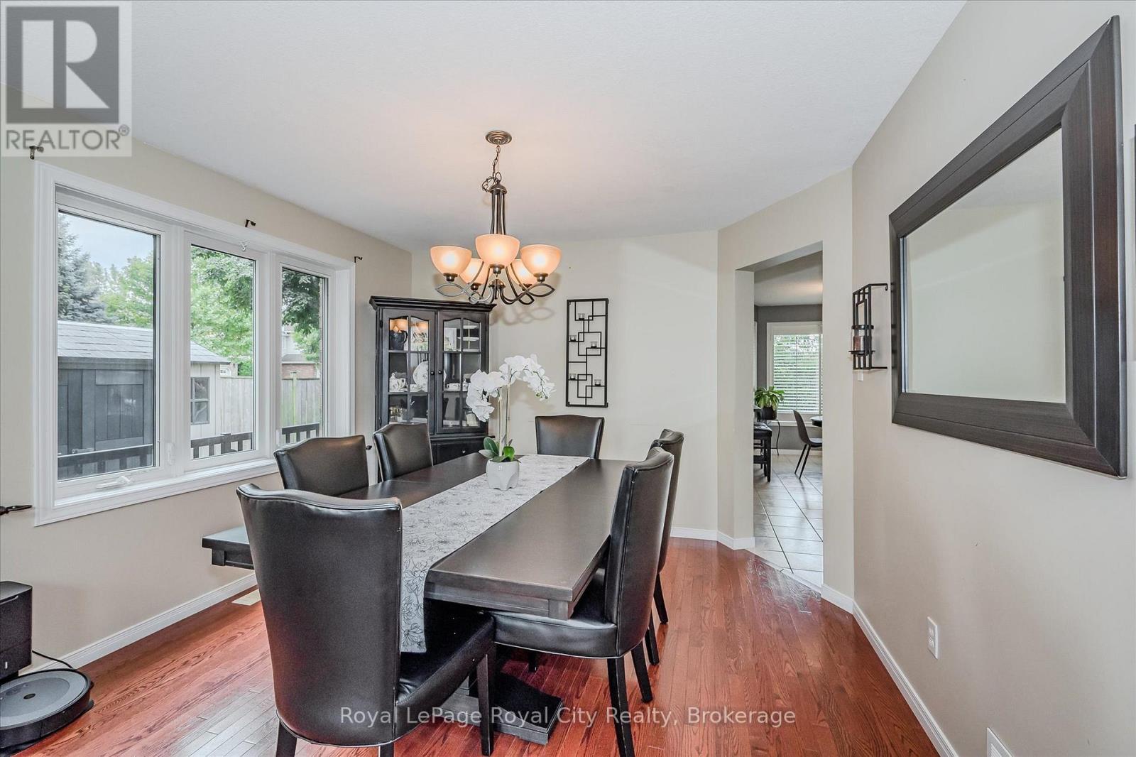 












2 OAKRIDGE CRESCENT

,
Guelph (Pineridge/Westminster Woods),




Ontario
N1L1J1

