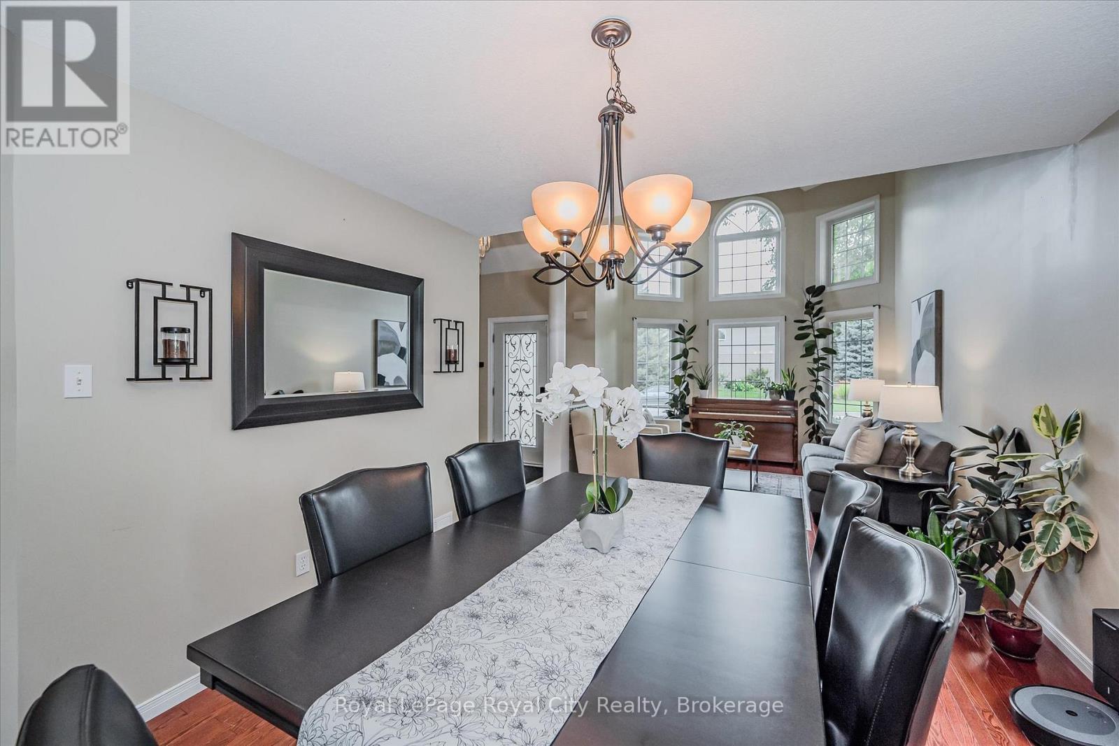 












2 OAKRIDGE CRESCENT

,
Guelph (Pineridge/Westminster Woods),




Ontario
N1L1J1

