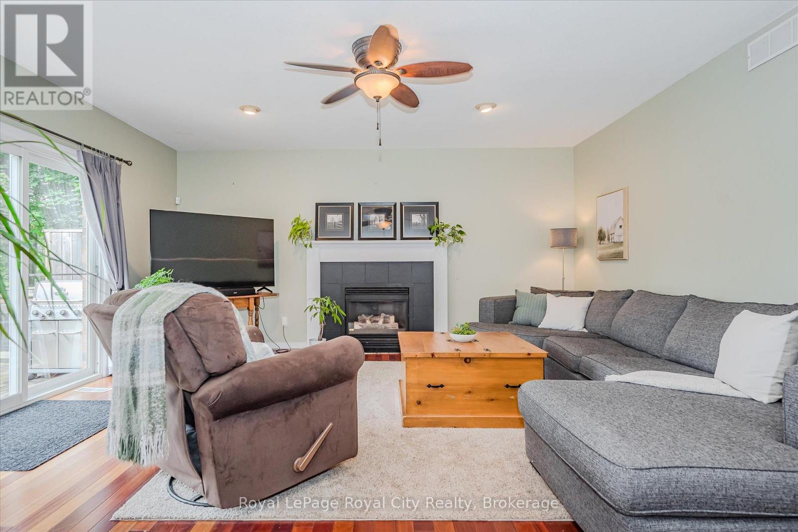 












2 OAKRIDGE CRESCENT

,
Guelph (Pineridge/Westminster Woods),




Ontario
N1L1J1

