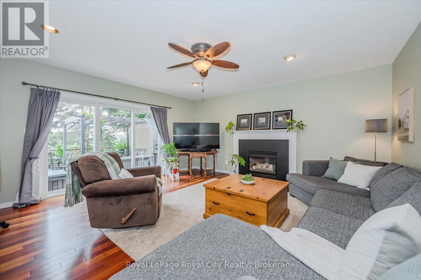 












2 OAKRIDGE CRESCENT

,
Guelph (Pineridge/Westminster Woods),




Ontario
N1L1J1

