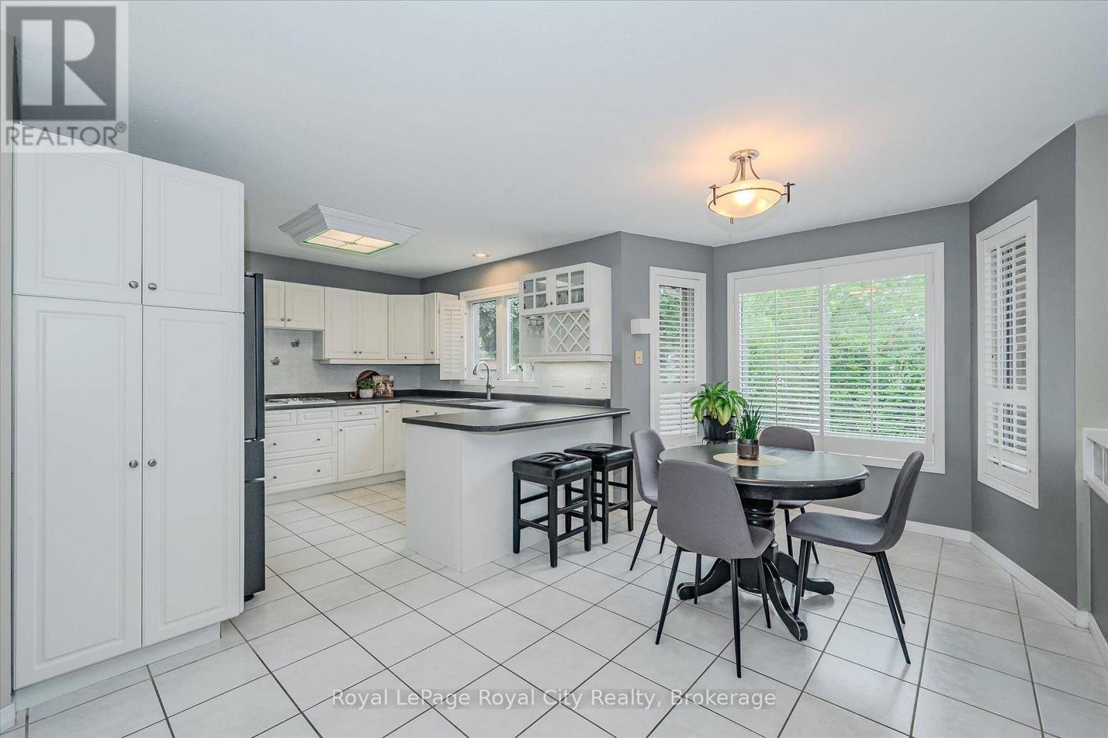 












2 OAKRIDGE CRESCENT

,
Guelph (Pineridge/Westminster Woods),




Ontario
N1L1J1

