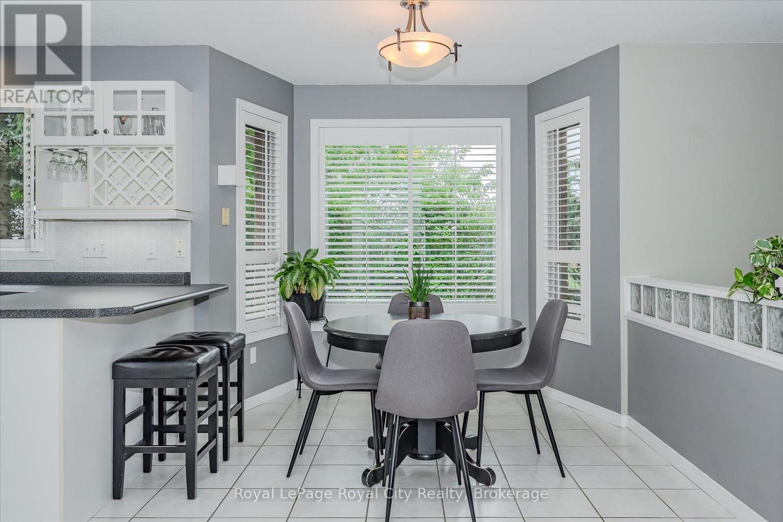 












2 OAKRIDGE CRESCENT

,
Guelph (Pineridge/Westminster Woods),




Ontario
N1L1J1

