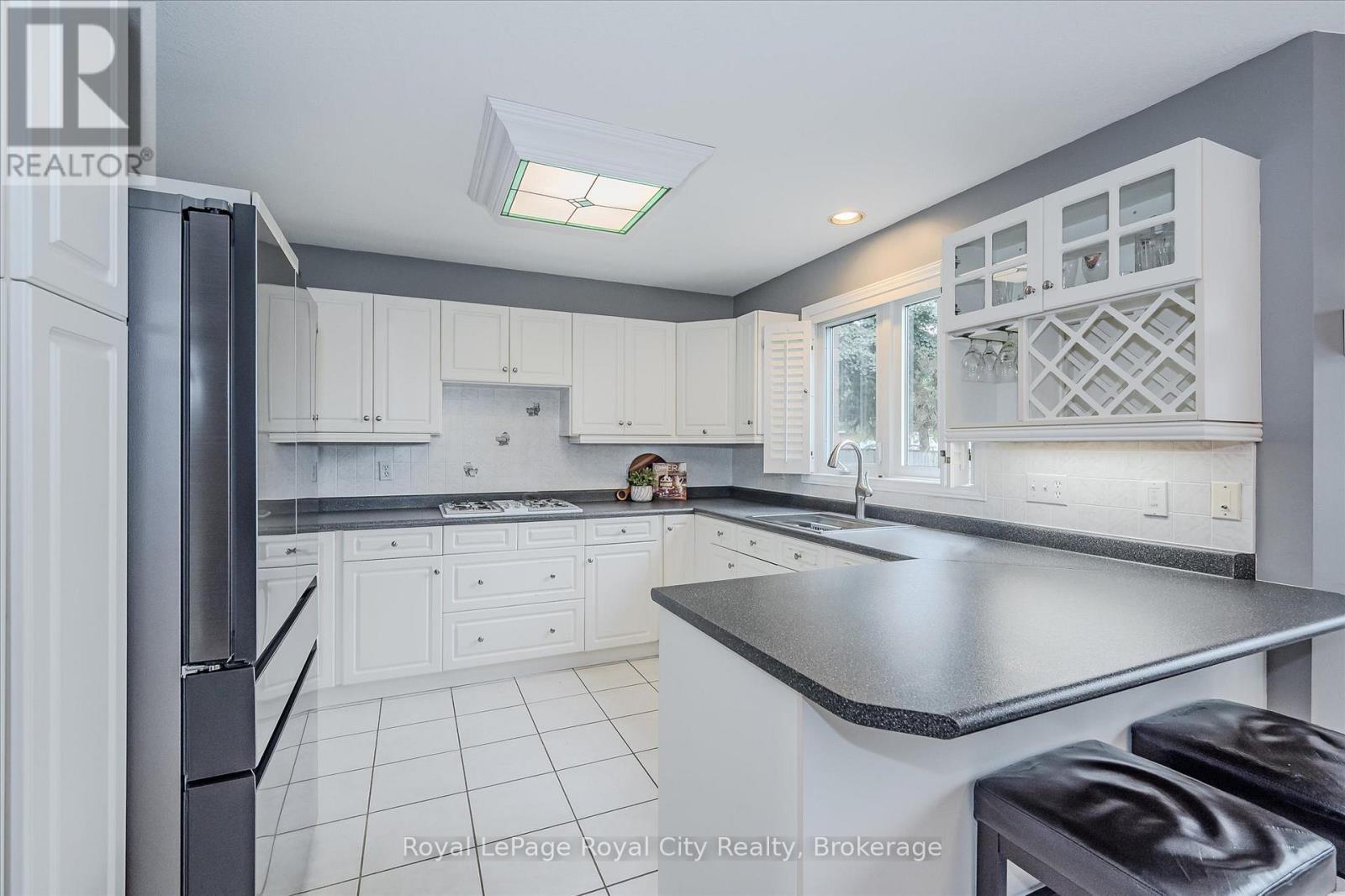 












2 OAKRIDGE CRESCENT

,
Guelph (Pineridge/Westminster Woods),




Ontario
N1L1J1

