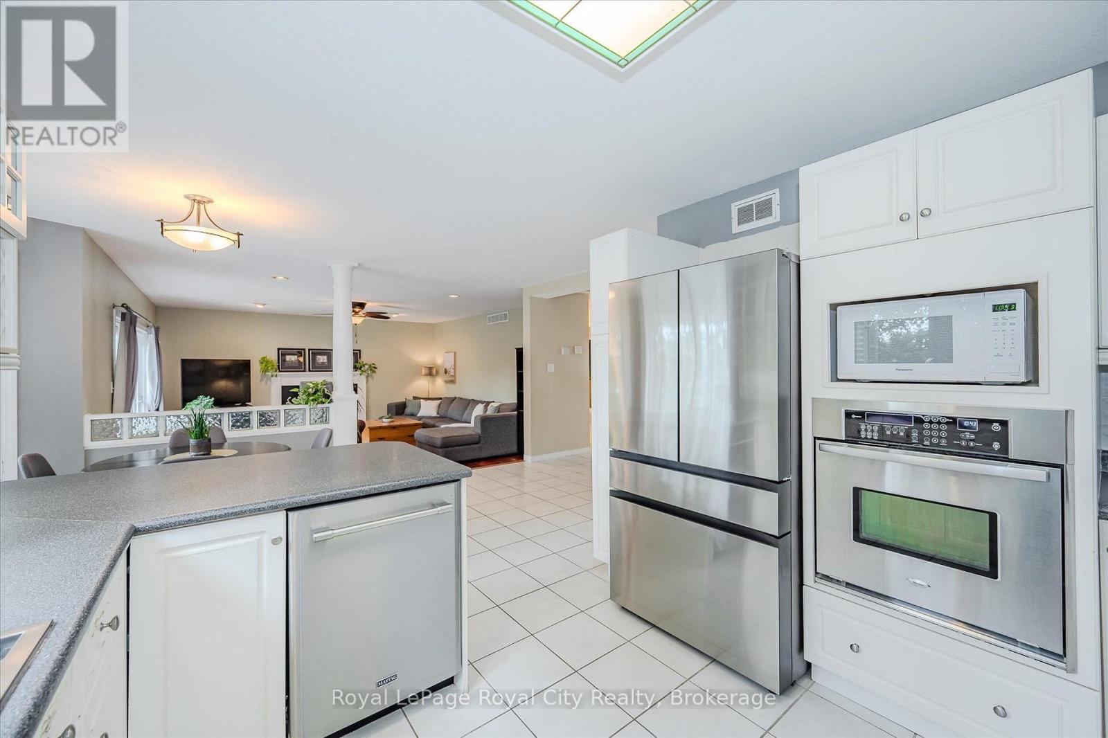 












2 OAKRIDGE CRESCENT

,
Guelph (Pineridge/Westminster Woods),




Ontario
N1L1J1

