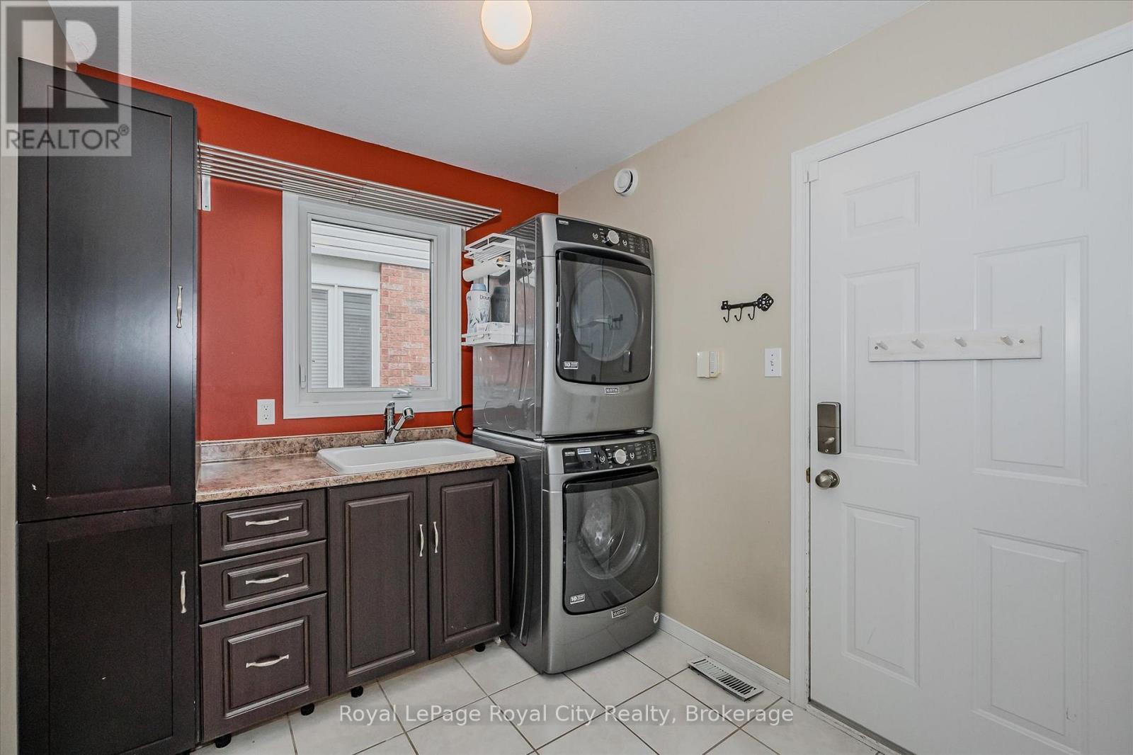 












2 OAKRIDGE CRESCENT

,
Guelph (Pineridge/Westminster Woods),




Ontario
N1L1J1

