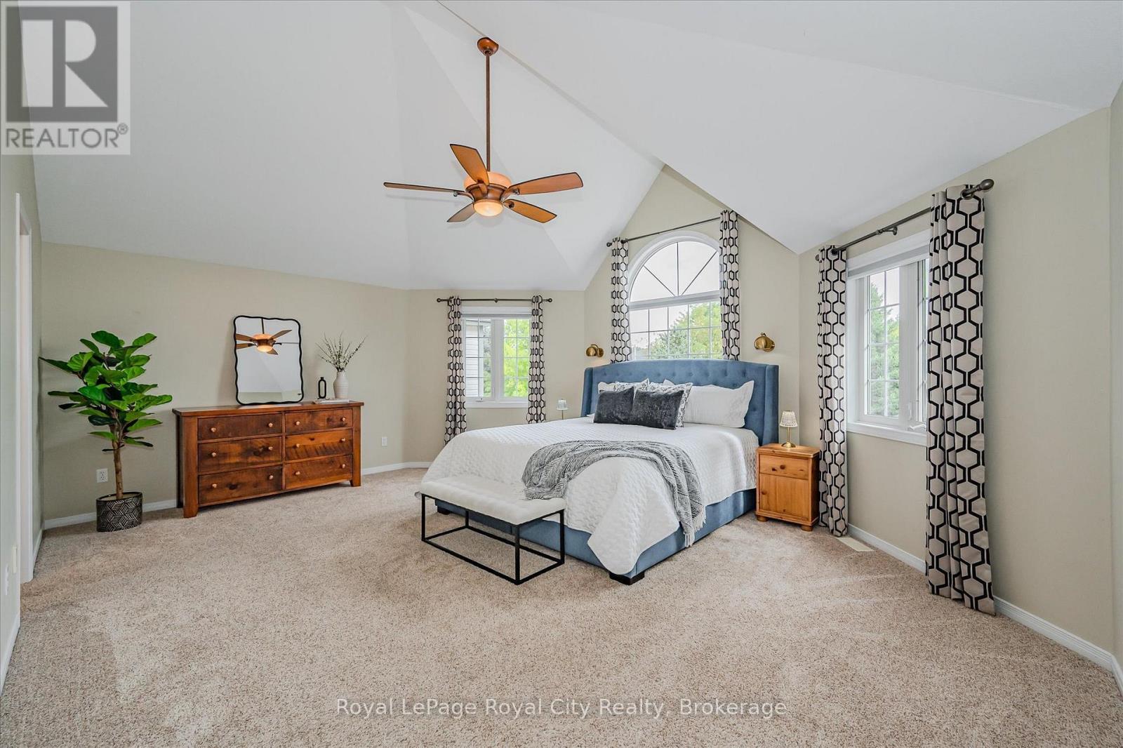 












2 OAKRIDGE CRESCENT

,
Guelph (Pineridge/Westminster Woods),




Ontario
N1L1J1

