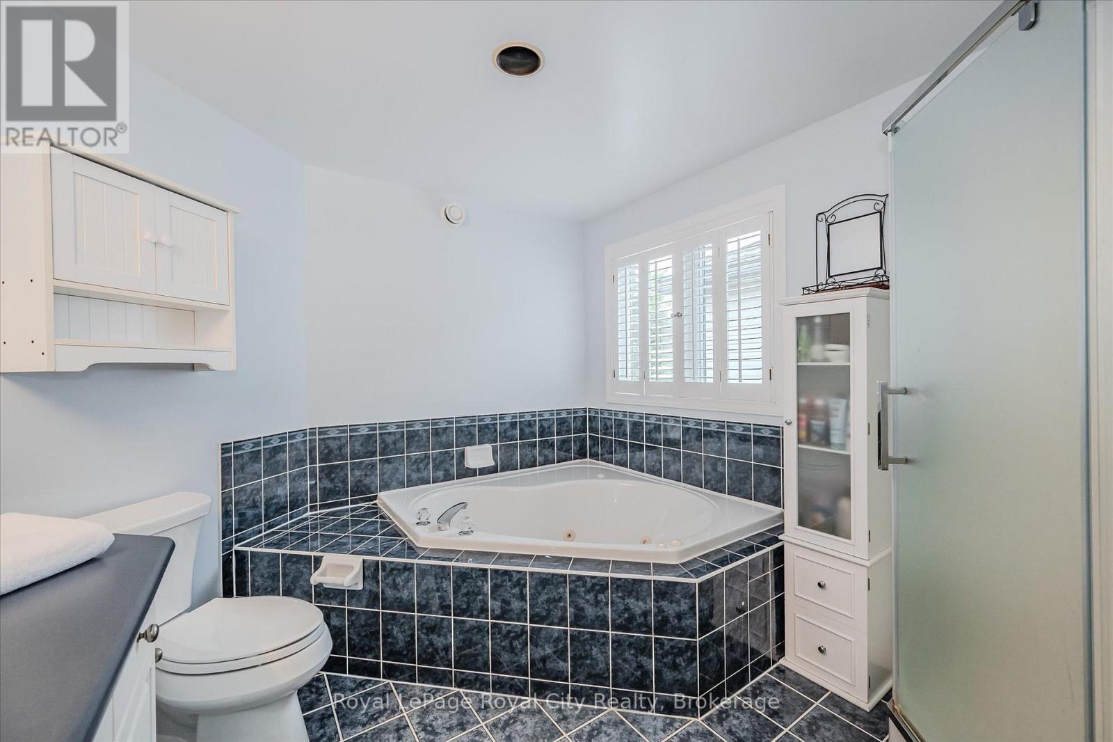 












2 OAKRIDGE CRESCENT

,
Guelph (Pineridge/Westminster Woods),




Ontario
N1L1J1

