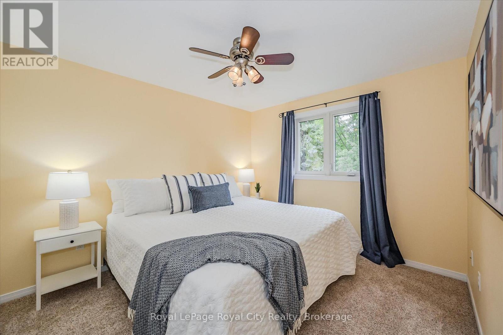 












2 OAKRIDGE CRESCENT

,
Guelph (Pineridge/Westminster Woods),




Ontario
N1L1J1

