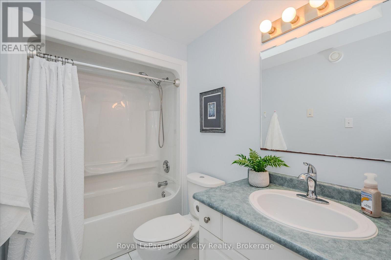 












2 OAKRIDGE CRESCENT

,
Guelph (Pineridge/Westminster Woods),




Ontario
N1L1J1

