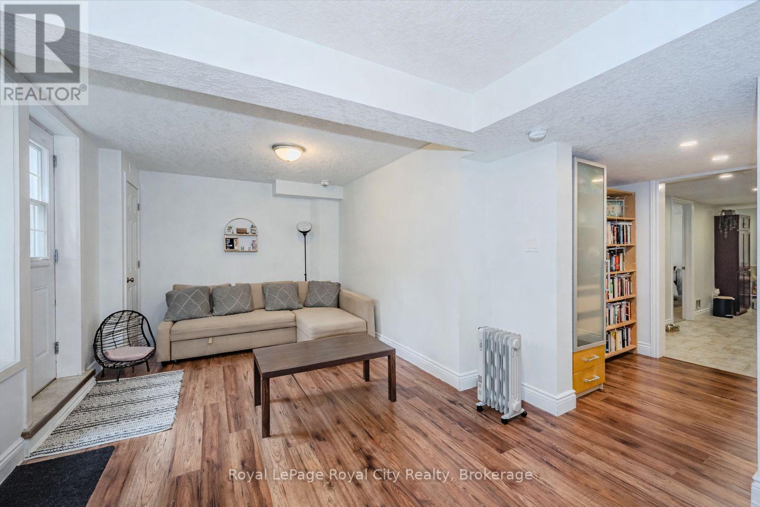 












2 OAKRIDGE CRESCENT

,
Guelph (Pineridge/Westminster Woods),




Ontario
N1L1J1

