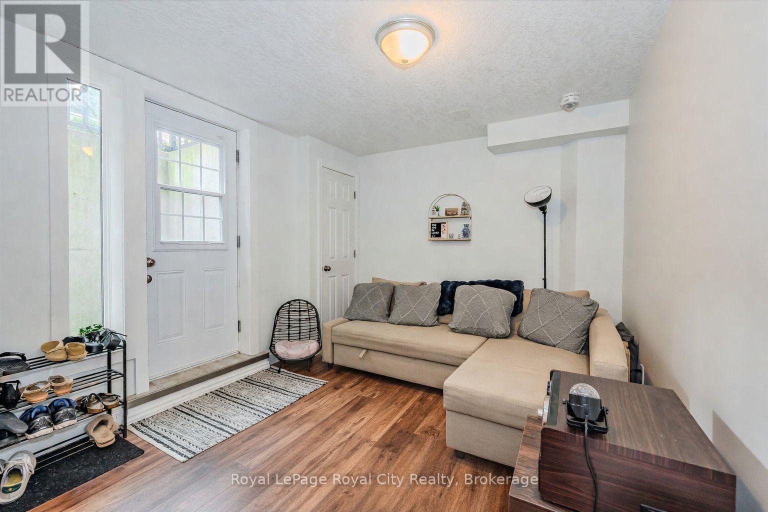 












2 OAKRIDGE CRESCENT

,
Guelph (Pineridge/Westminster Woods),




Ontario
N1L1J1

