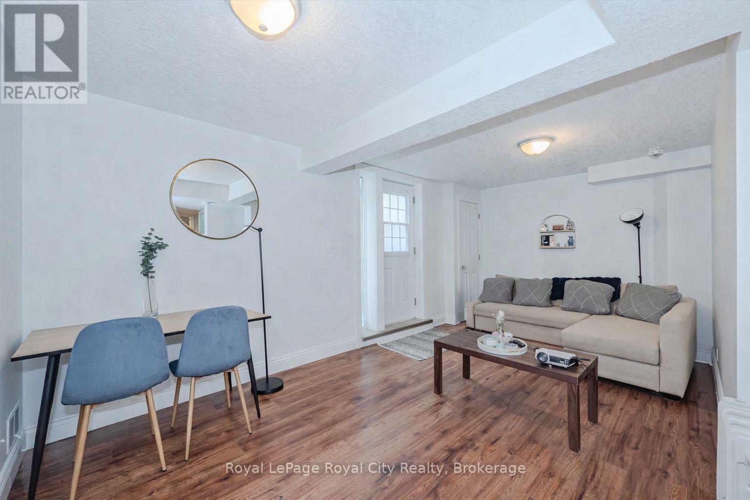 












2 OAKRIDGE CRESCENT

,
Guelph (Pineridge/Westminster Woods),




Ontario
N1L1J1

