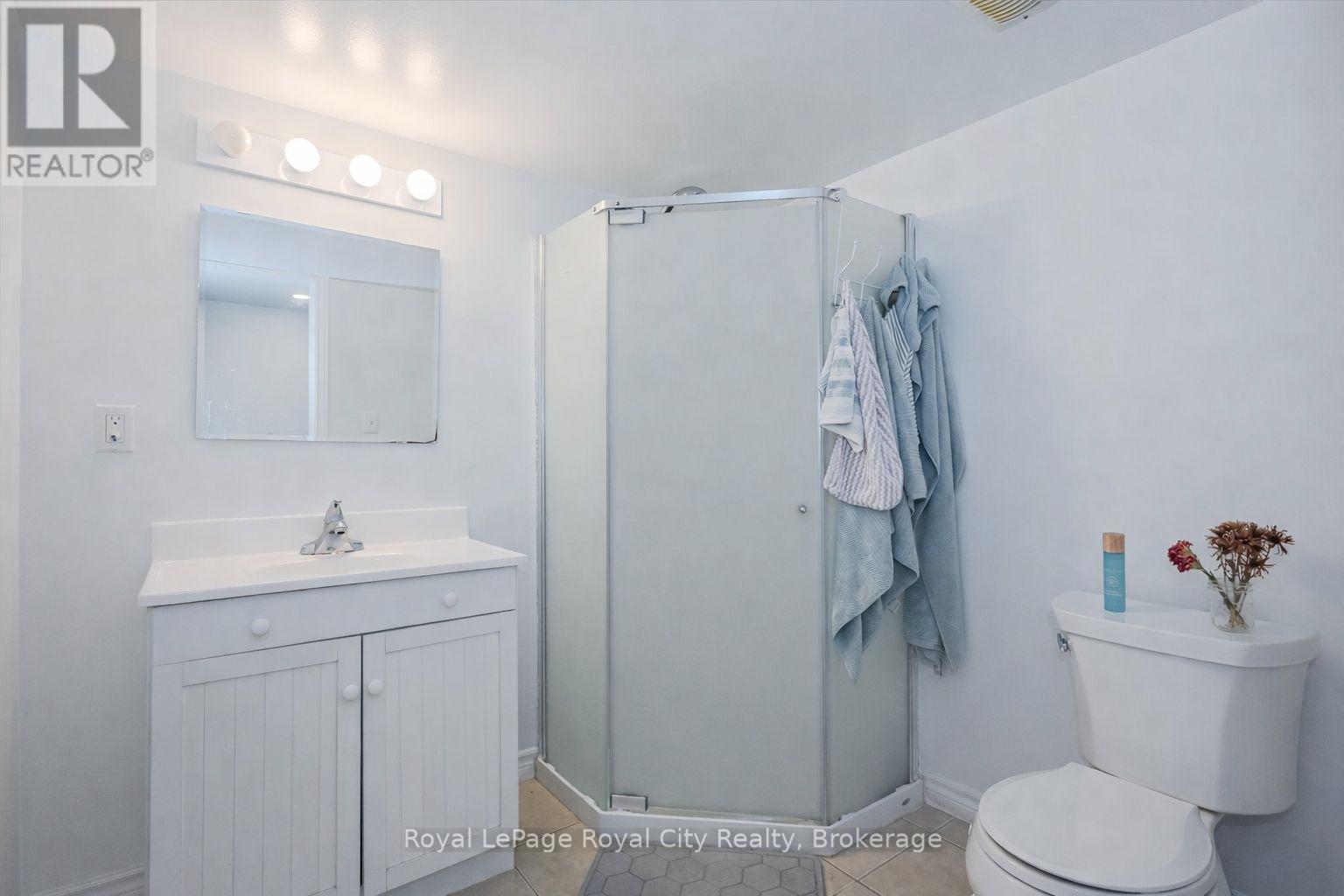 












2 OAKRIDGE CRESCENT

,
Guelph (Pineridge/Westminster Woods),




Ontario
N1L1J1

