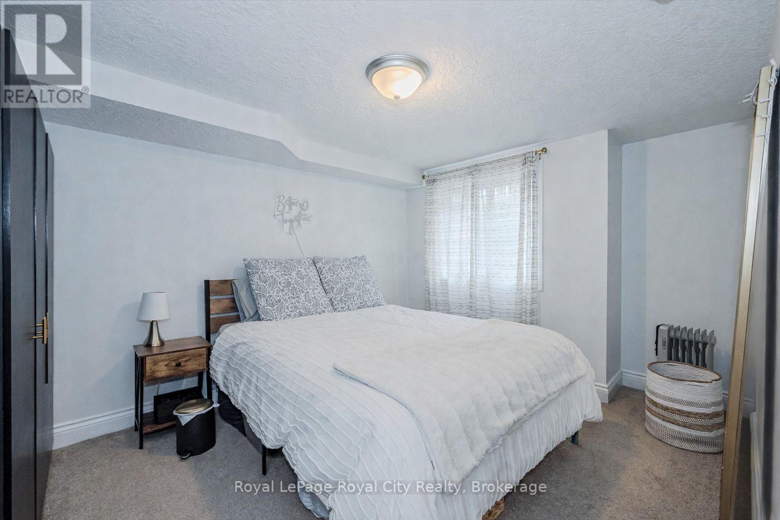 












2 OAKRIDGE CRESCENT

,
Guelph (Pineridge/Westminster Woods),




Ontario
N1L1J1

