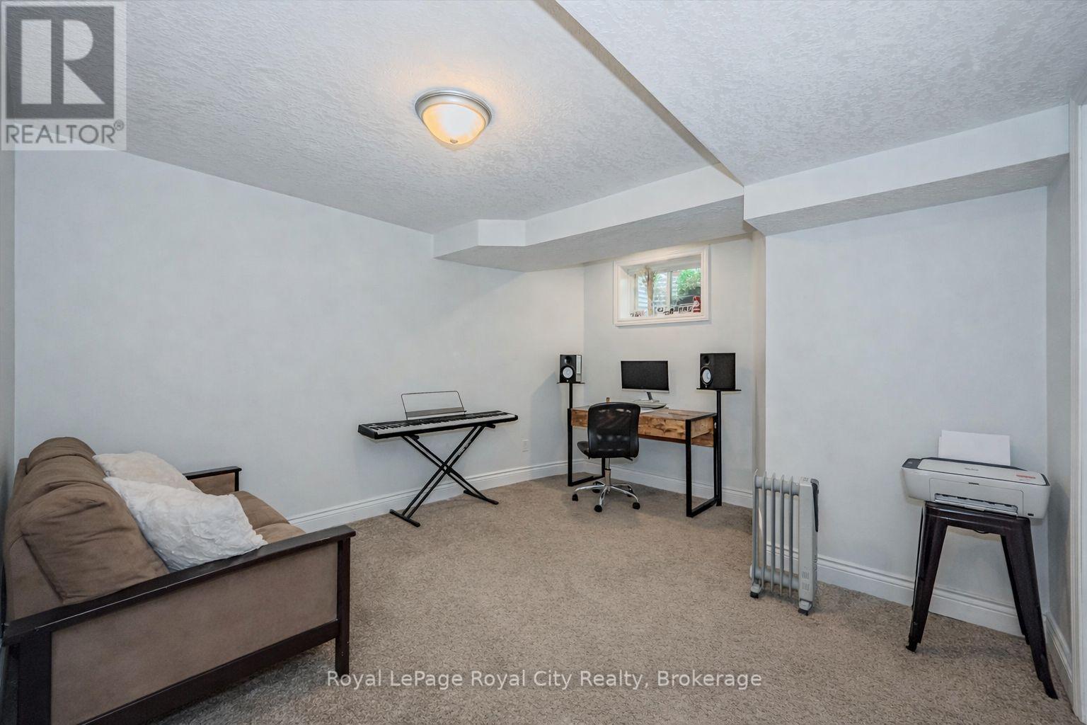 












2 OAKRIDGE CRESCENT

,
Guelph (Pineridge/Westminster Woods),




Ontario
N1L1J1

