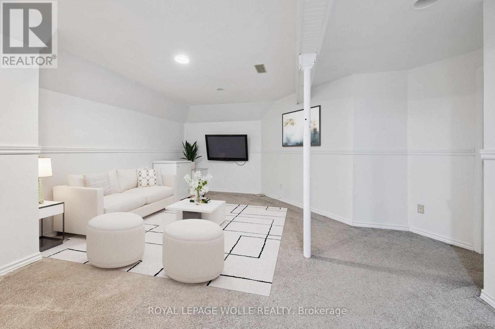 












11 INGLESIDE DRIVE

,
Kitchener,




Ontario
N2M2G7

