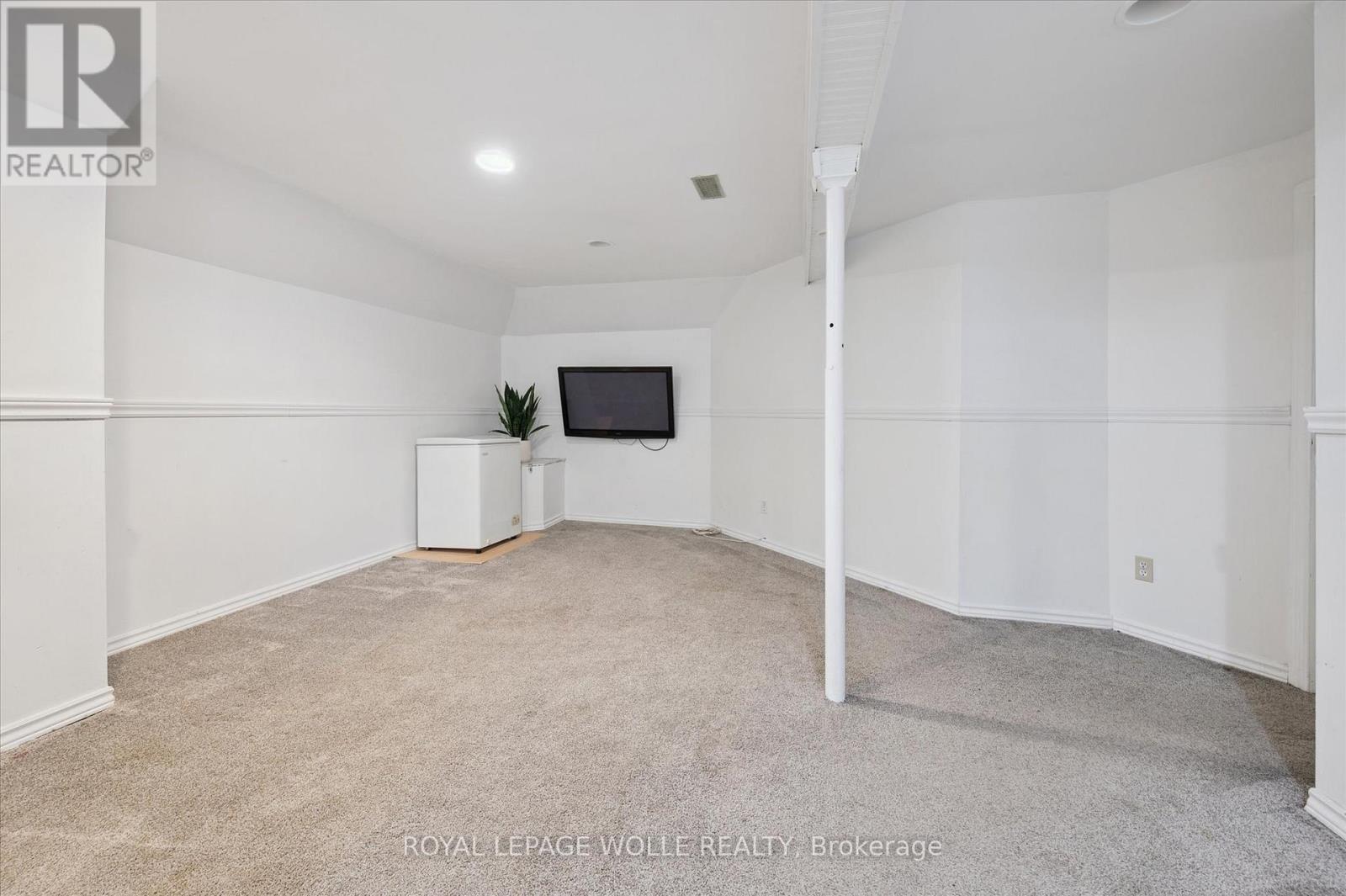 












11 INGLESIDE DRIVE

,
Kitchener,




Ontario
N2M2G7

