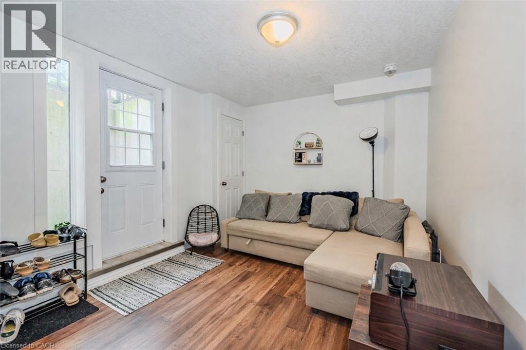 












2 OAKRIDGE Crescent

,
Guelph,




Ontario
N1L1J1

