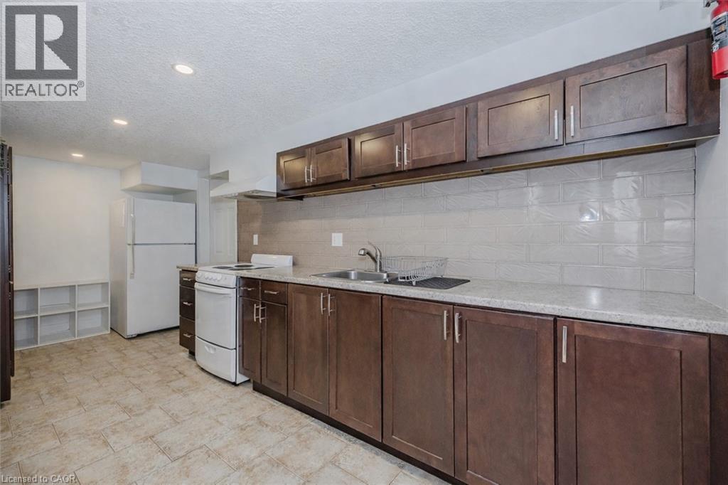 












2 OAKRIDGE Crescent

,
Guelph,




Ontario
N1L1J1

