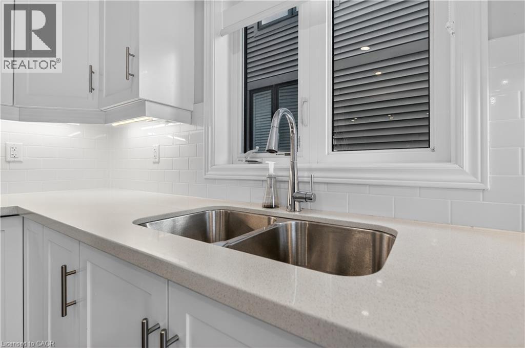 












15 VINIFERA Drive

,
Grimsby,




Ontario
L3M0L2

