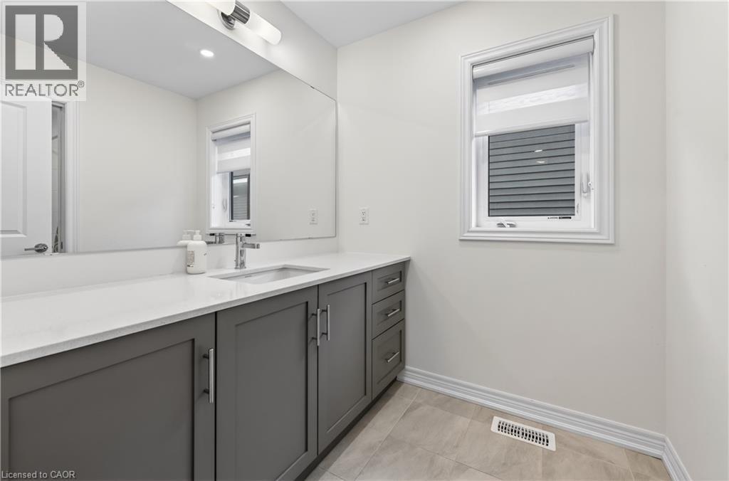 












15 VINIFERA Drive

,
Grimsby,




Ontario
L3M0L2

