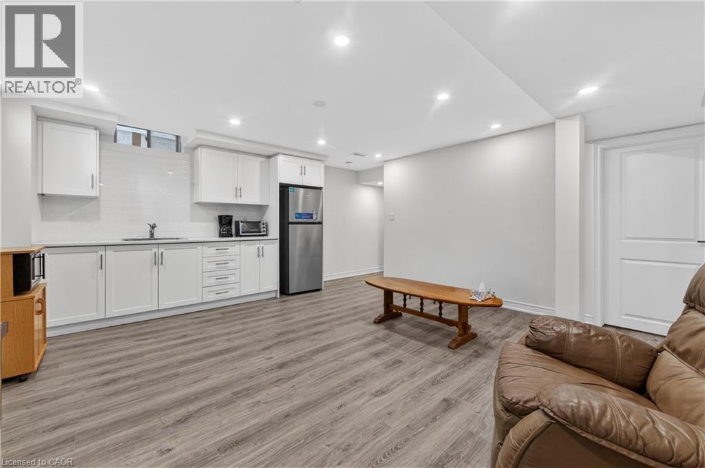 












15 VINIFERA Drive

,
Grimsby,




Ontario
L3M0L2

