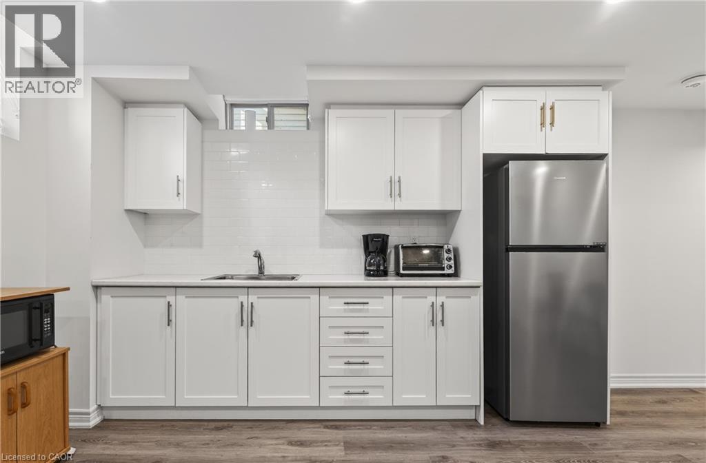 












15 VINIFERA Drive

,
Grimsby,




Ontario
L3M0L2

