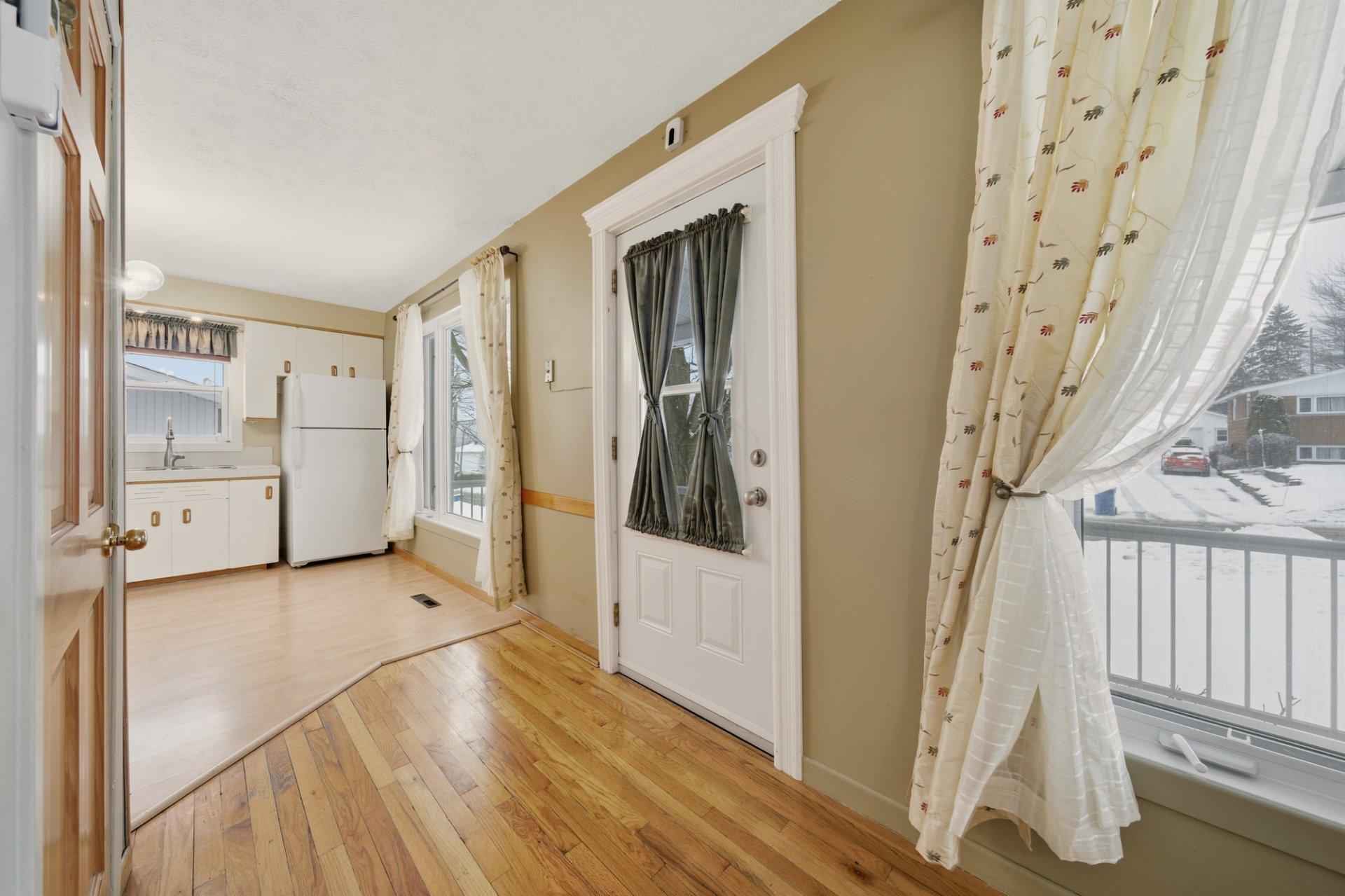 









480


Rue May

,
Coaticook,




QC
J1A1S9

