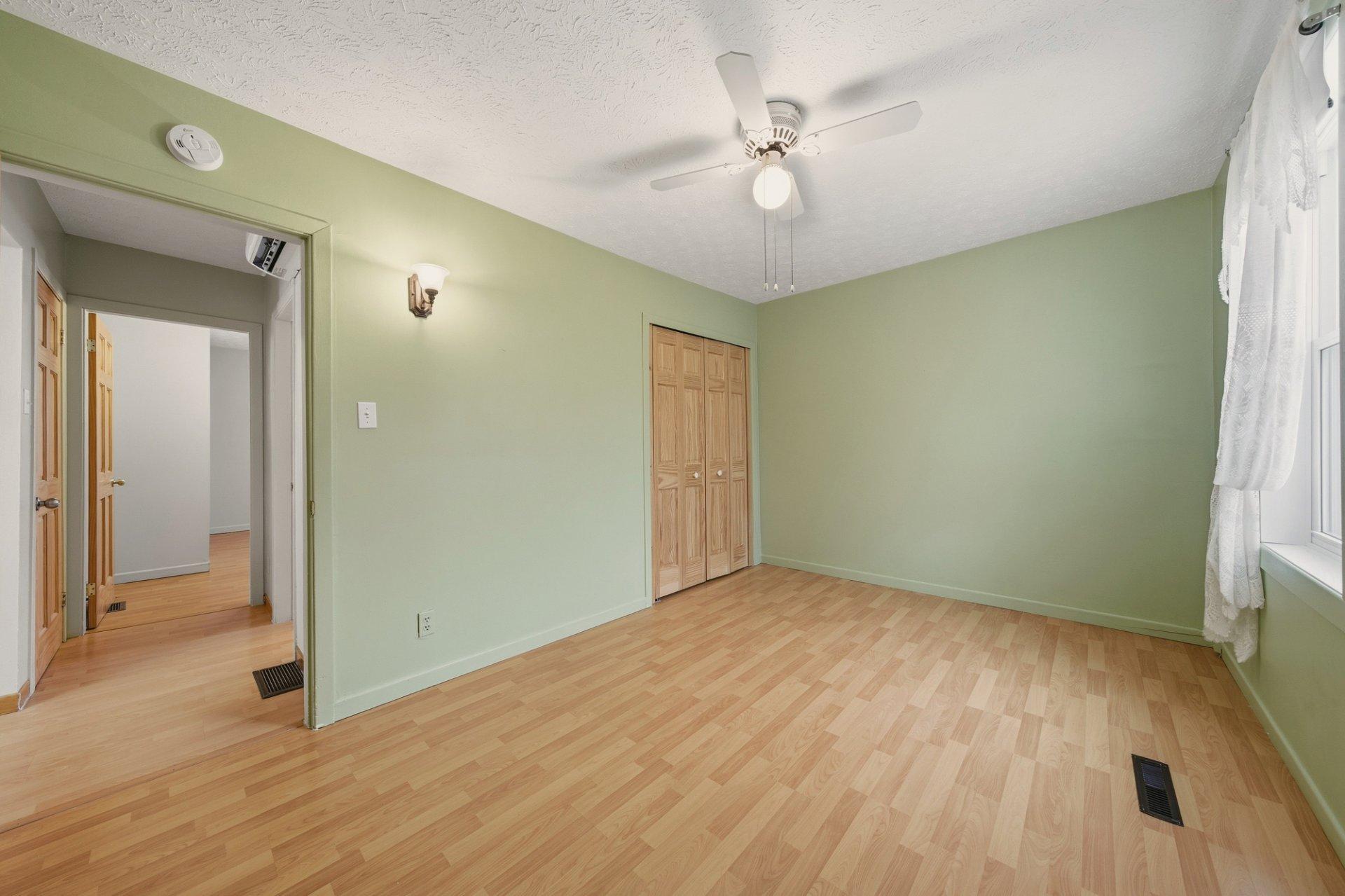 









480


Rue May

,
Coaticook,




QC
J1A1S9

