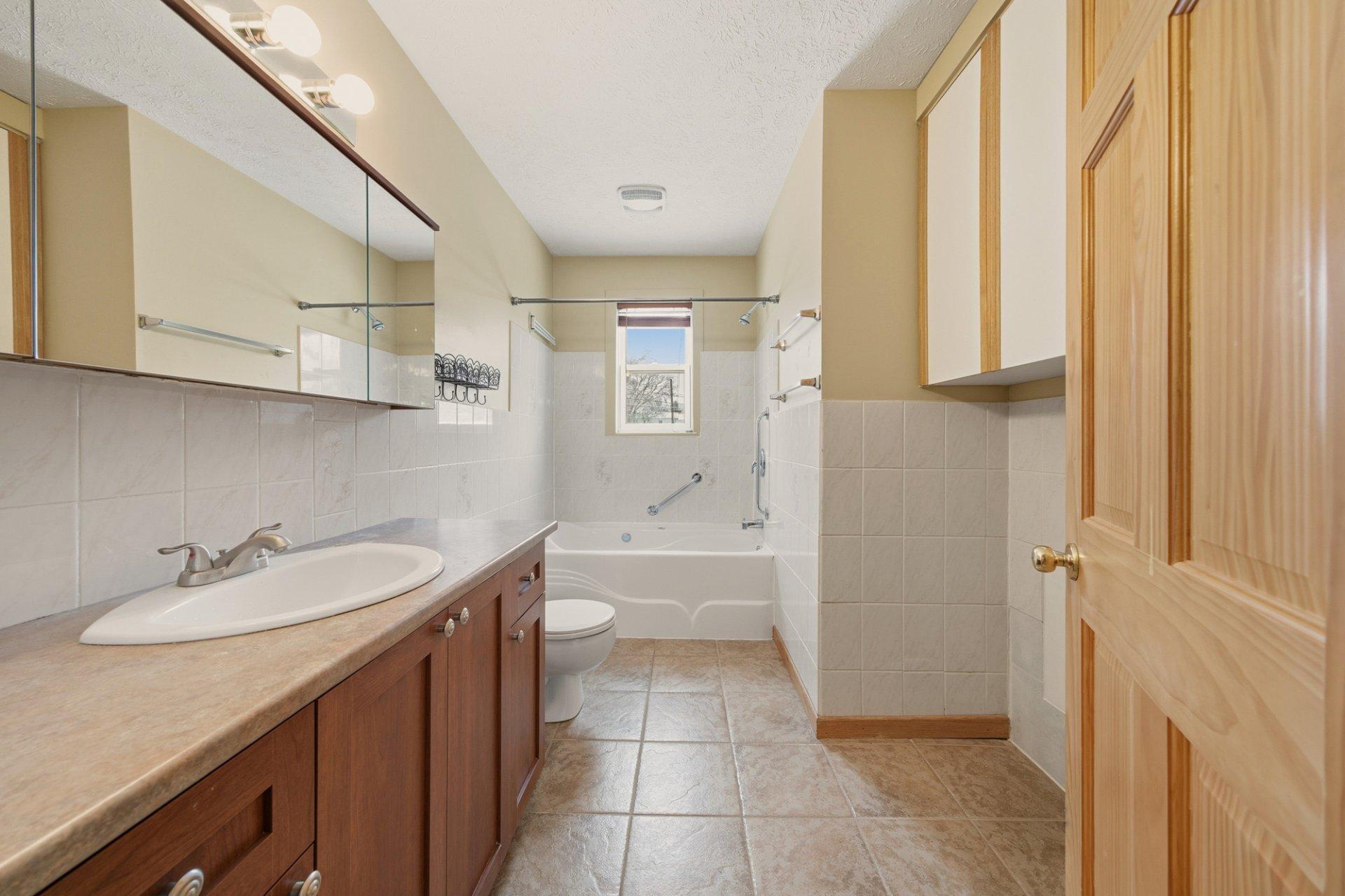 









480


Rue May

,
Coaticook,




QC
J1A1S9

