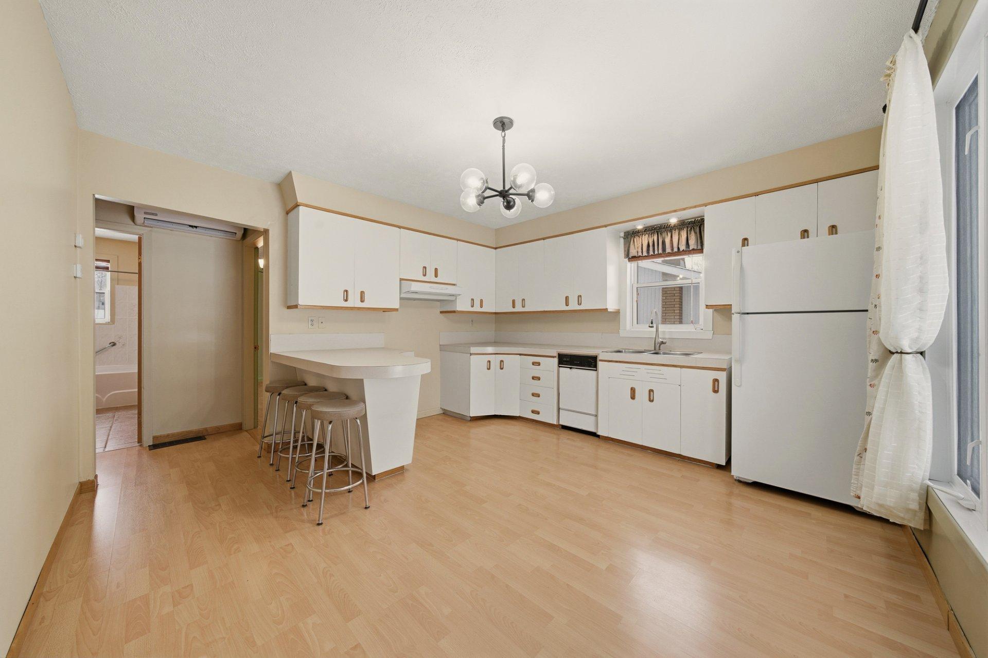 









480


Rue May

,
Coaticook,




QC
J1A1S9

