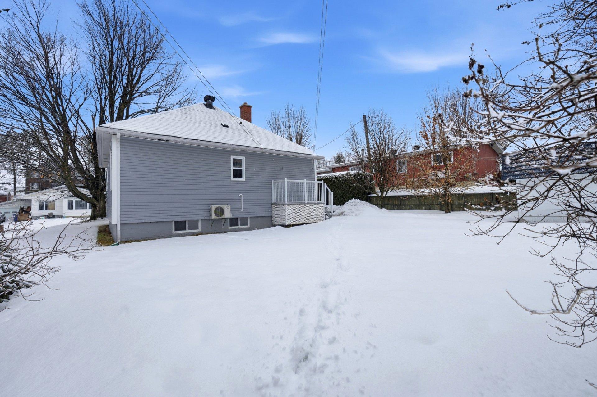 









480


Rue May

,
Coaticook,




QC
J1A1S9

