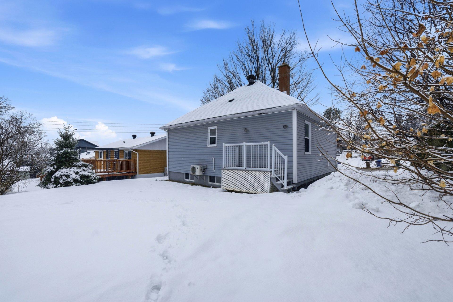 









480


Rue May

,
Coaticook,




QC
J1A1S9

