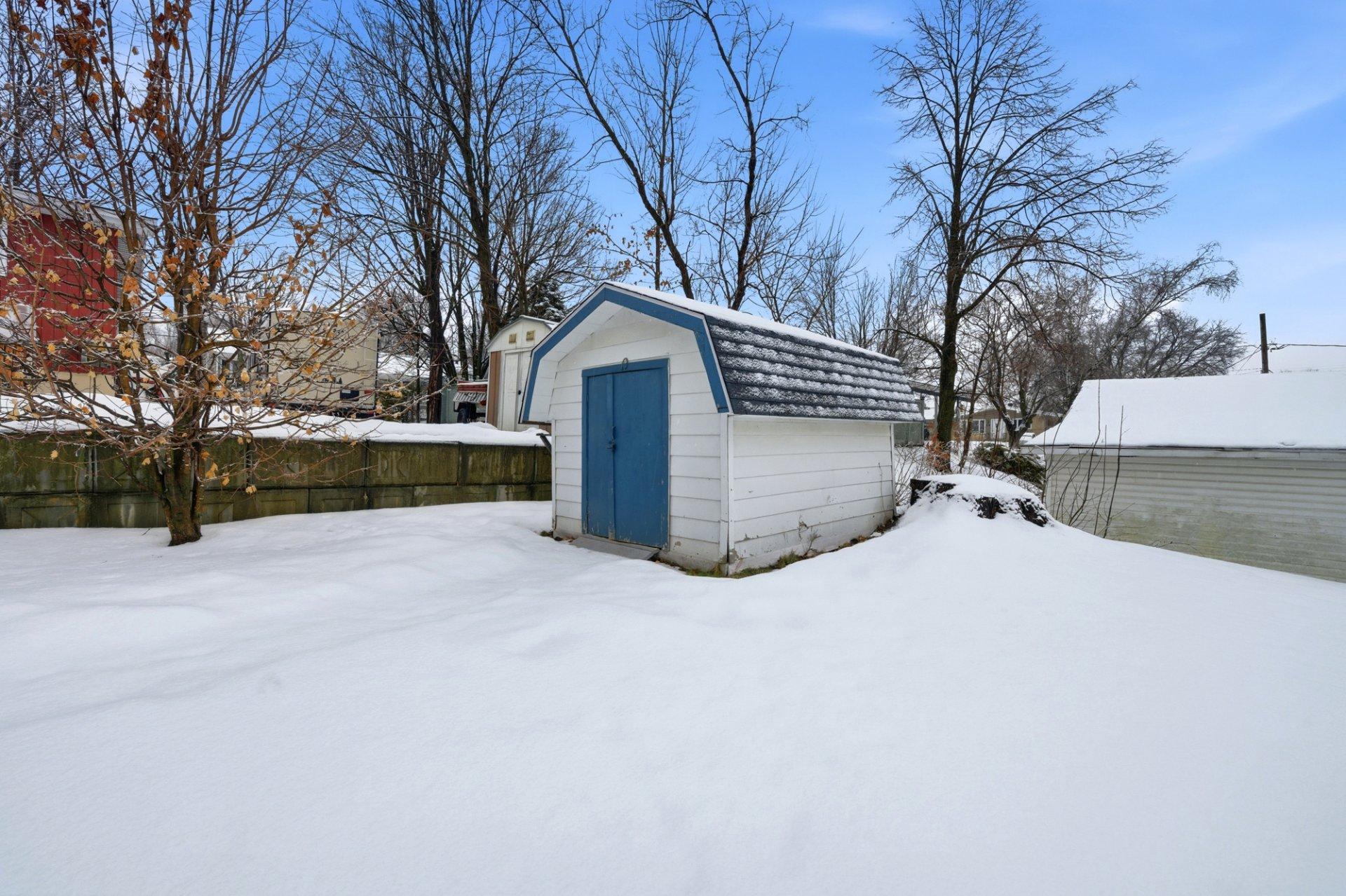 









480


Rue May

,
Coaticook,




QC
J1A1S9

