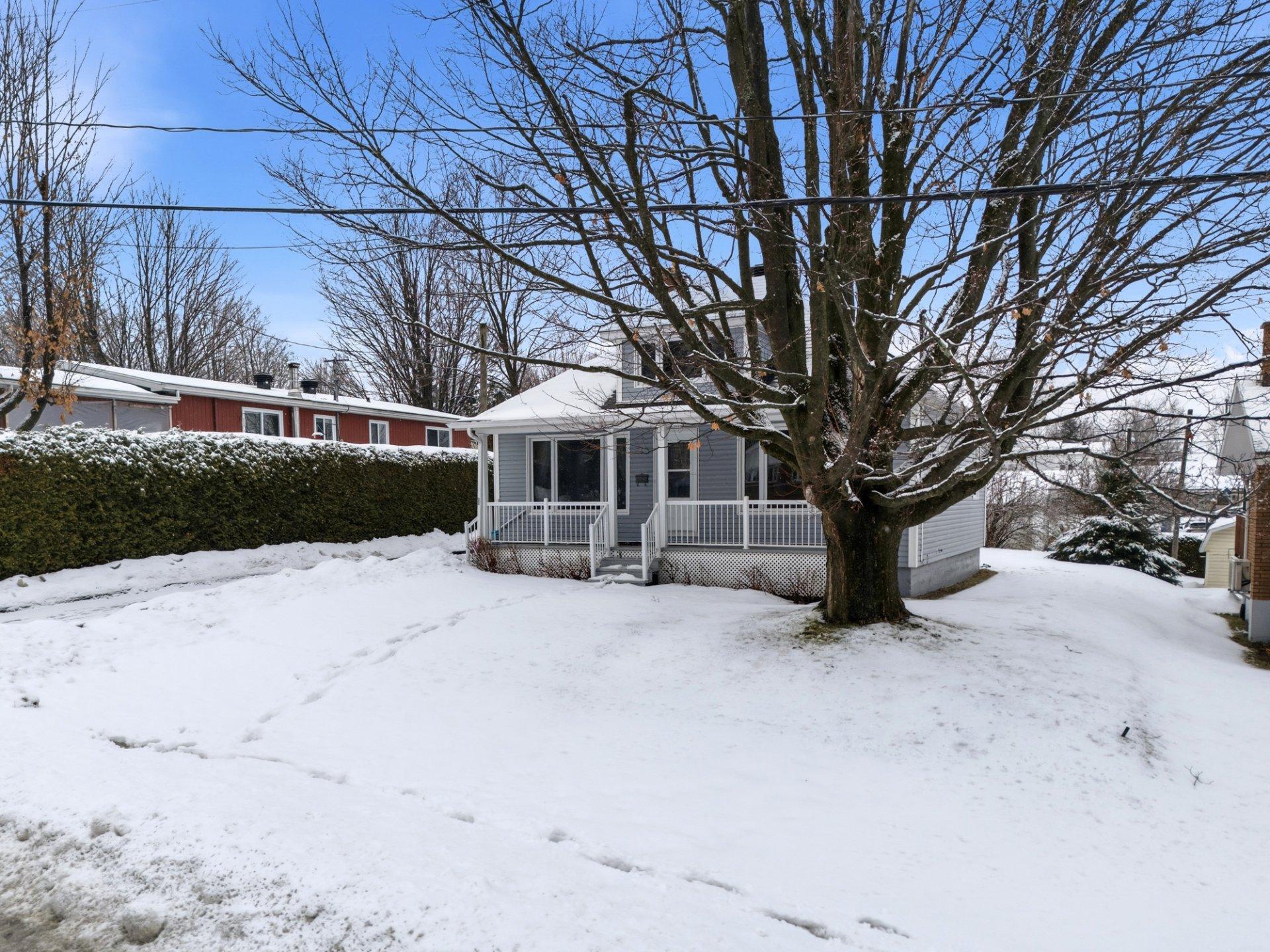 









480


Rue May

,
Coaticook,




QC
J1A1S9

