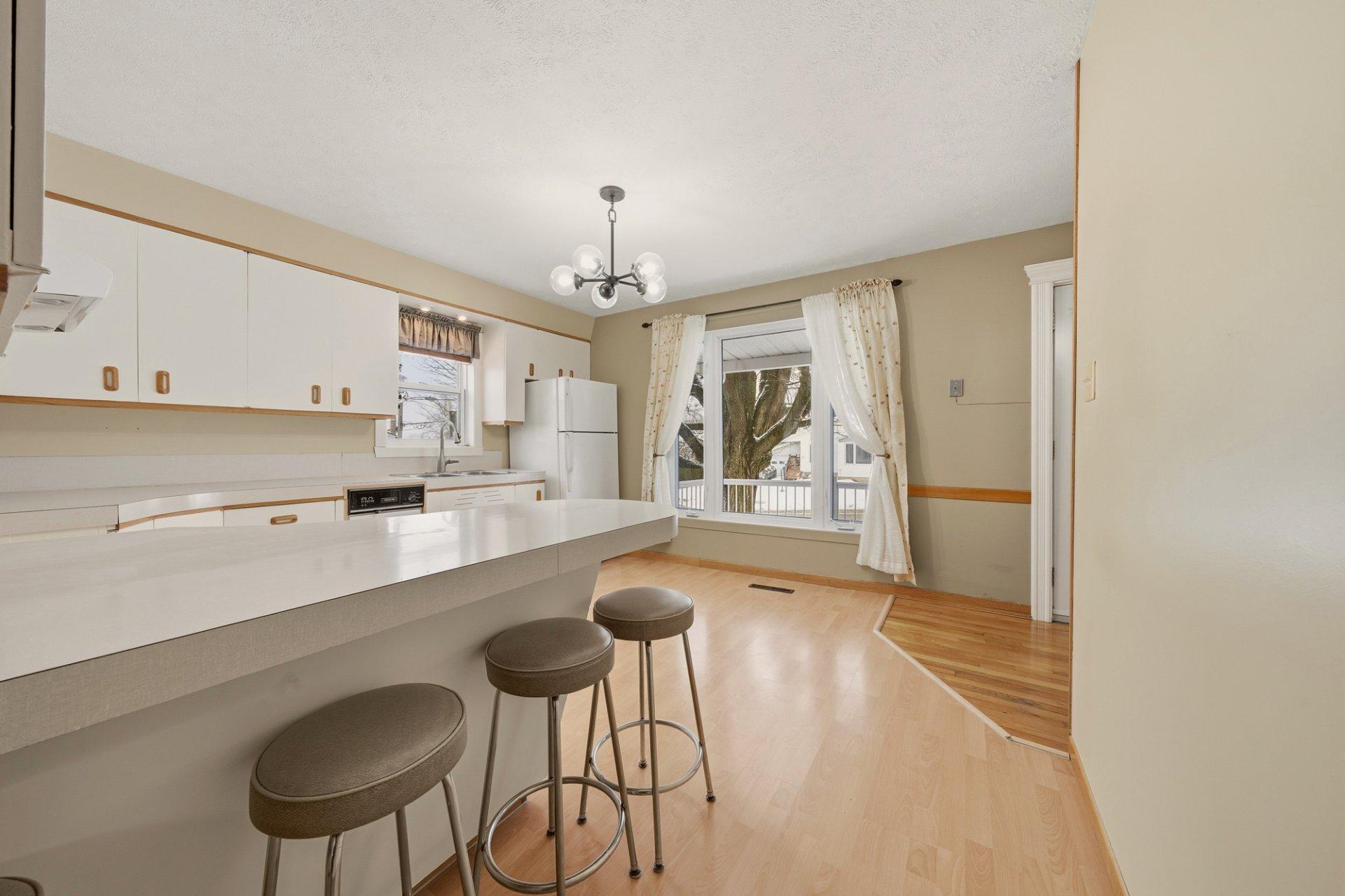 









480


Rue May

,
Coaticook,




QC
J1A1S9

