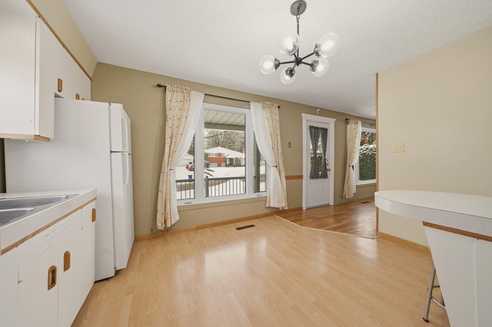 









480


Rue May

,
Coaticook,




QC
J1A1S9

