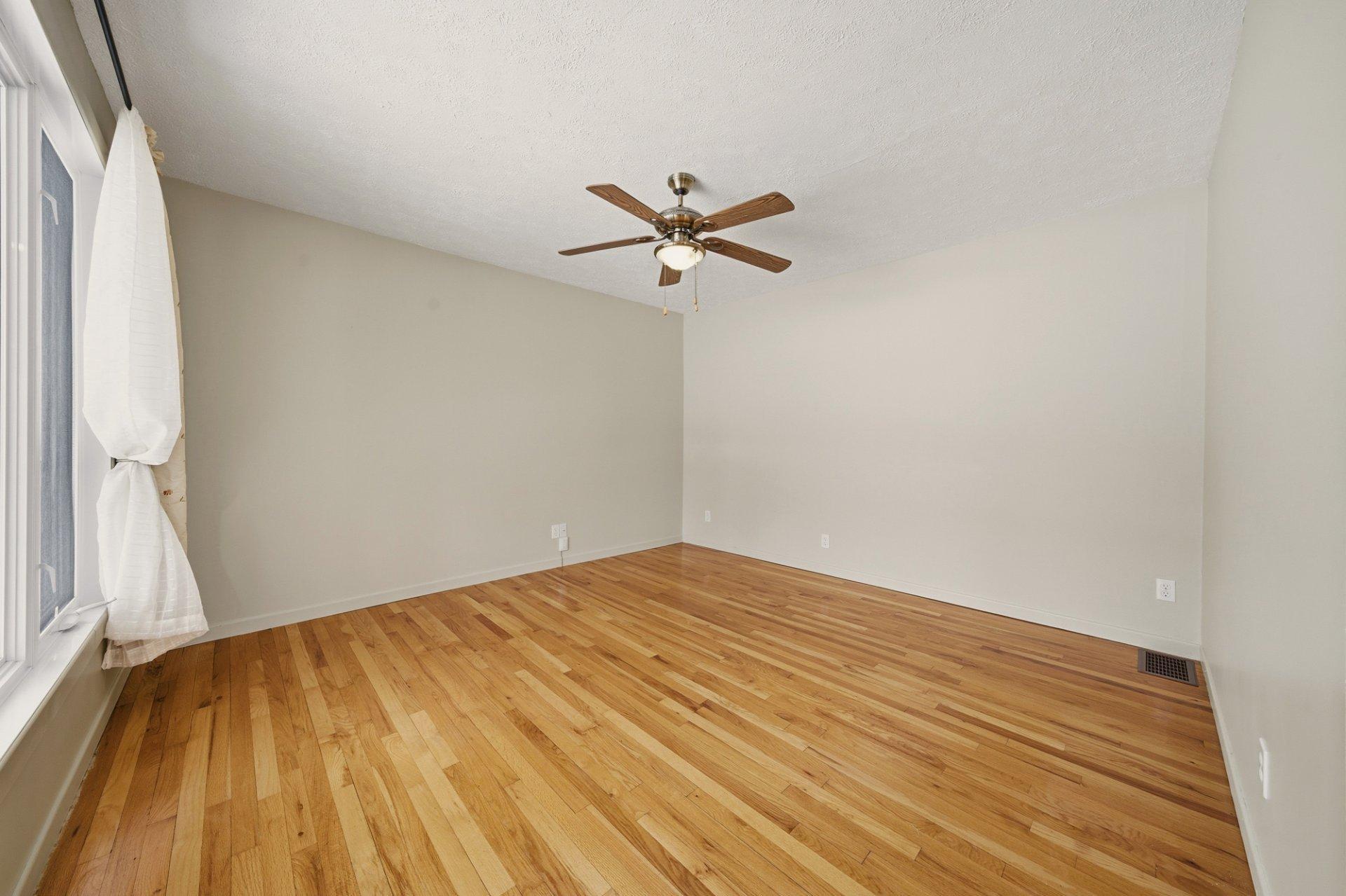 









480


Rue May

,
Coaticook,




QC
J1A1S9

