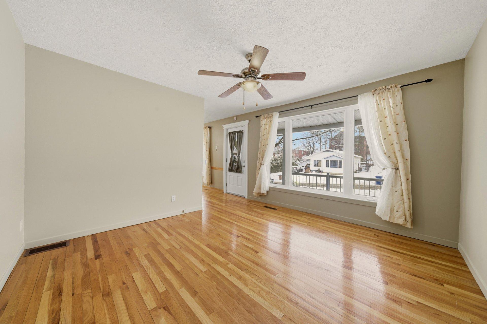 









480


Rue May

,
Coaticook,




QC
J1A1S9

