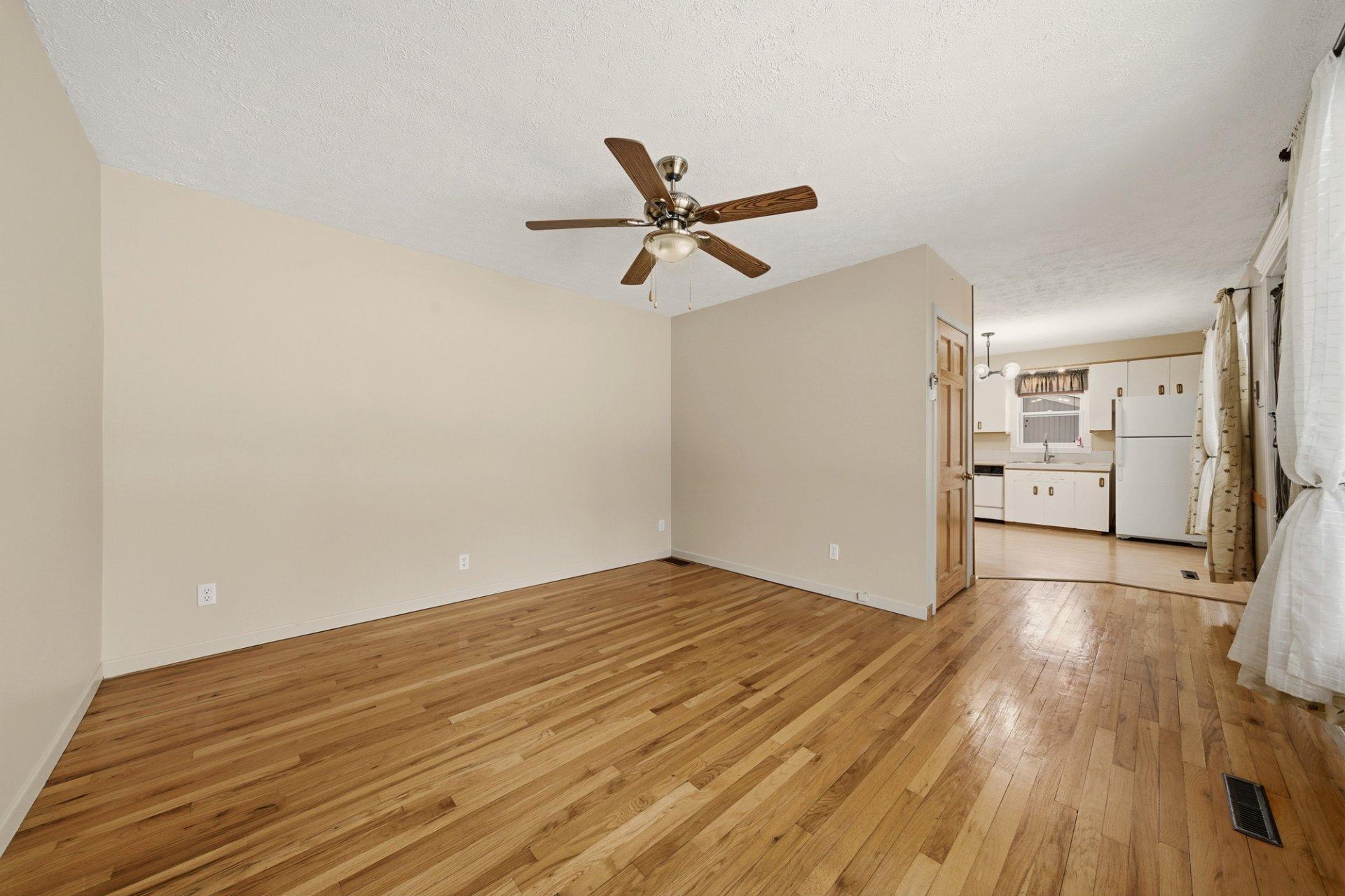 









480


Rue May

,
Coaticook,




QC
J1A1S9

