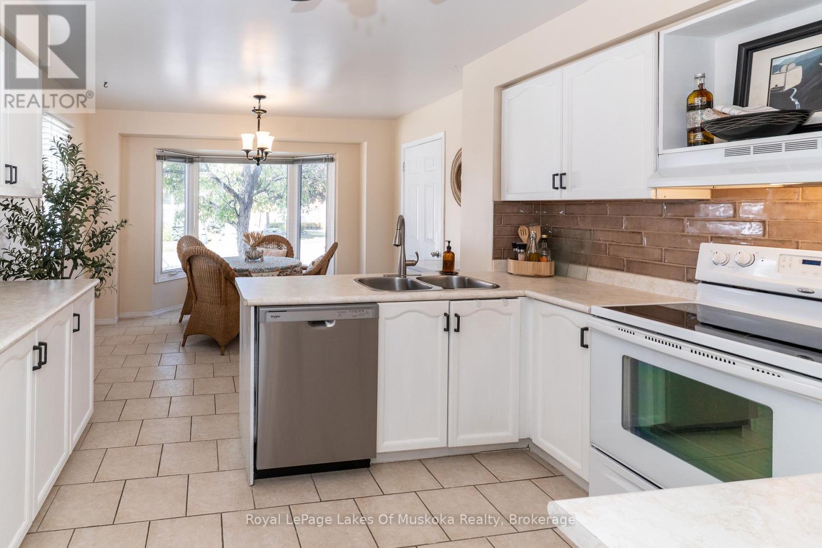 












50 SHORELINE DRIVE

,
Bracebridge (Macaulay),




Ontario
P1L1Z4

